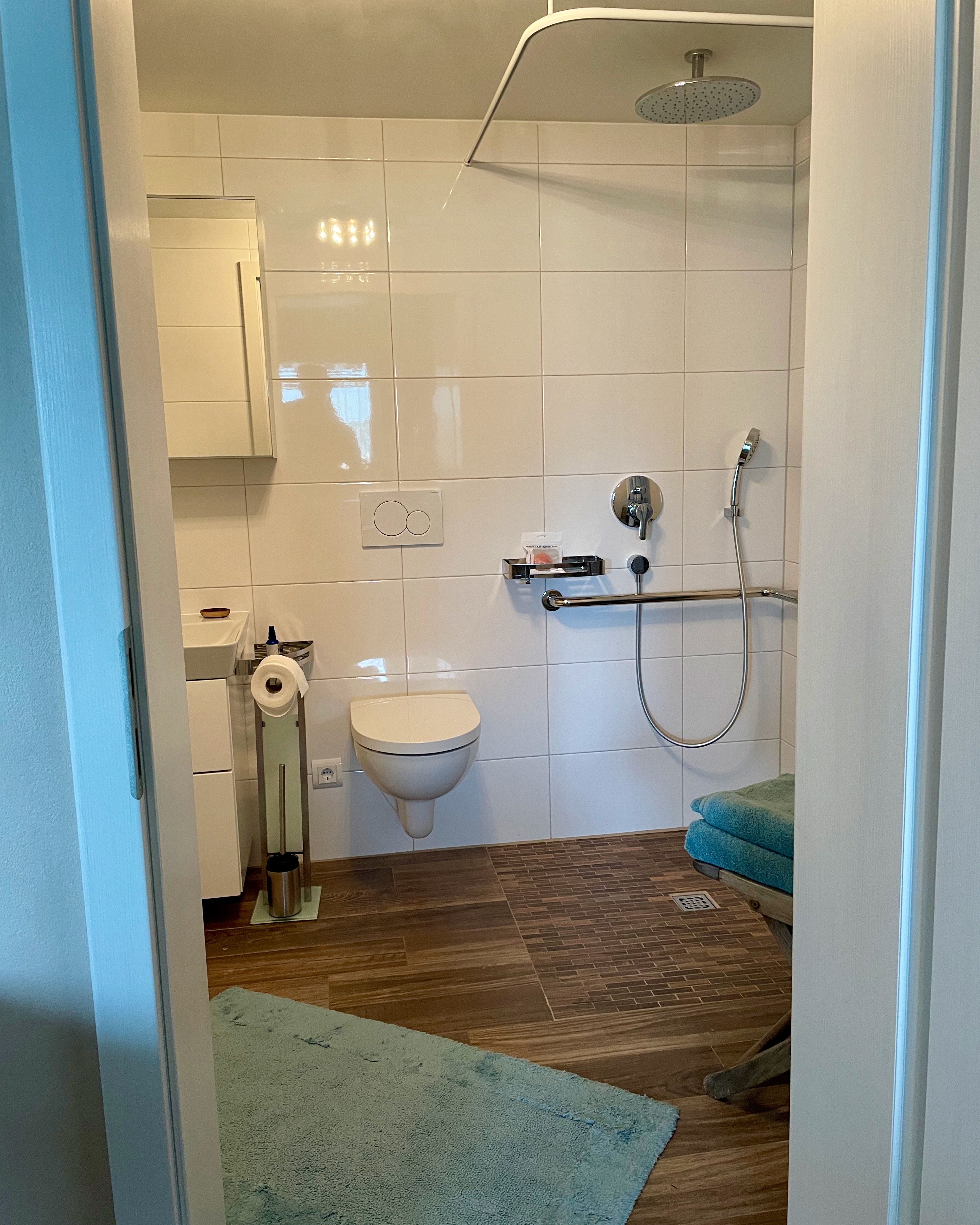 Modernes Bad mit Regendusche