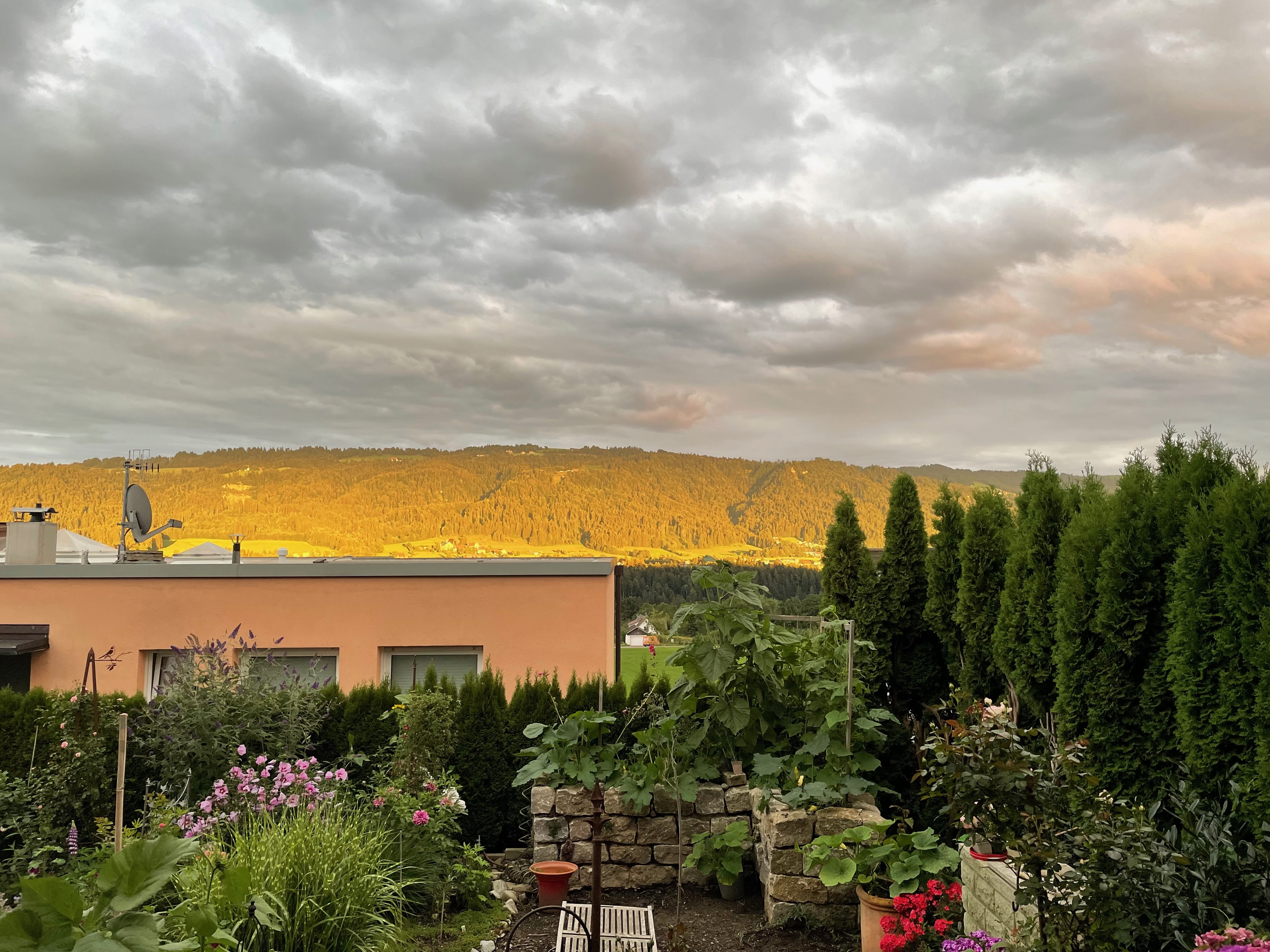 Pfänder glüht im Abendrot über Sigmarszell