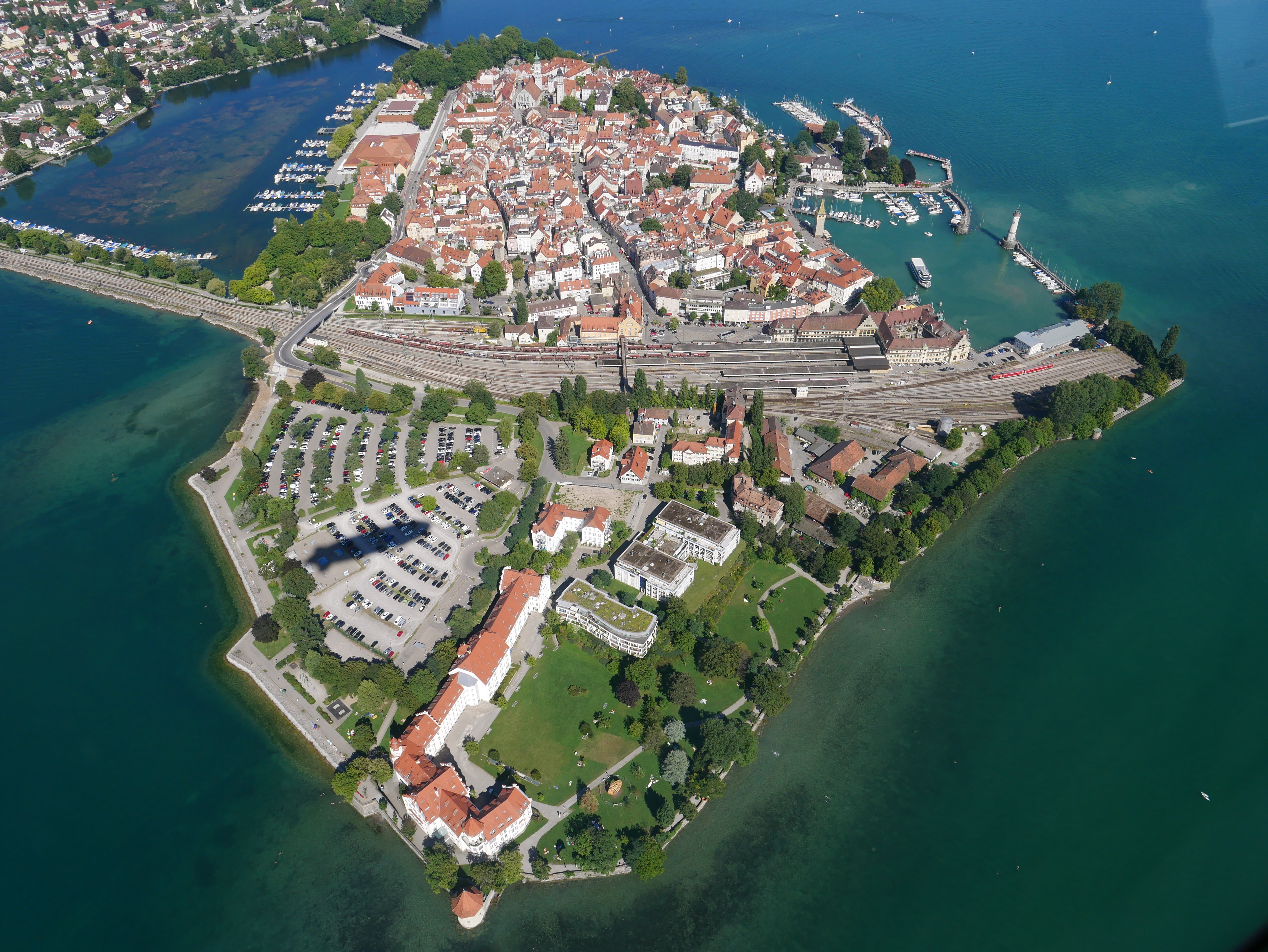 Zeppelin über der Insel Lindau im Bodensee